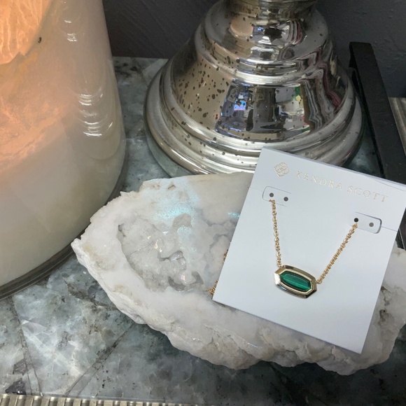 Kendra Scott Elisa Bezel Gold Short Pendant Necklace in Green Tiger's Eye - Picture 5 of 6